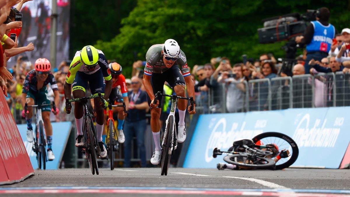 Van der Poel gana la primera etapa del Giro