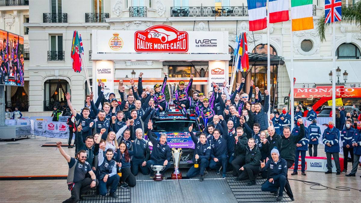 El equipo M-Sport celebra la victoria de Loeb en el Rally Montecarlo