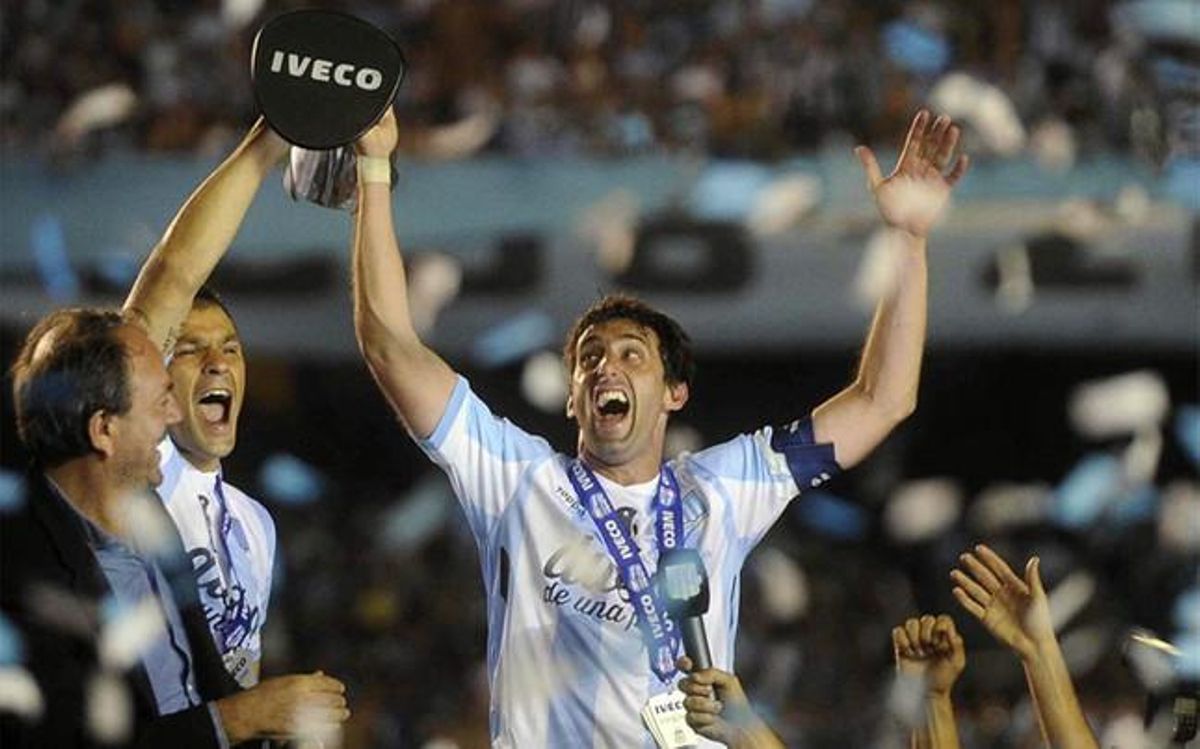 Diego Milito, celebrando un título Diego Milito, celebrando un título