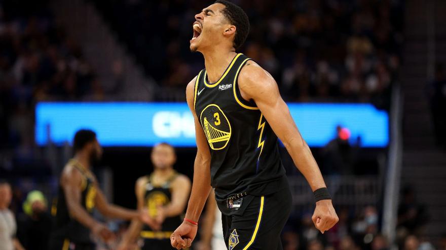 NBA: Warriors strike first