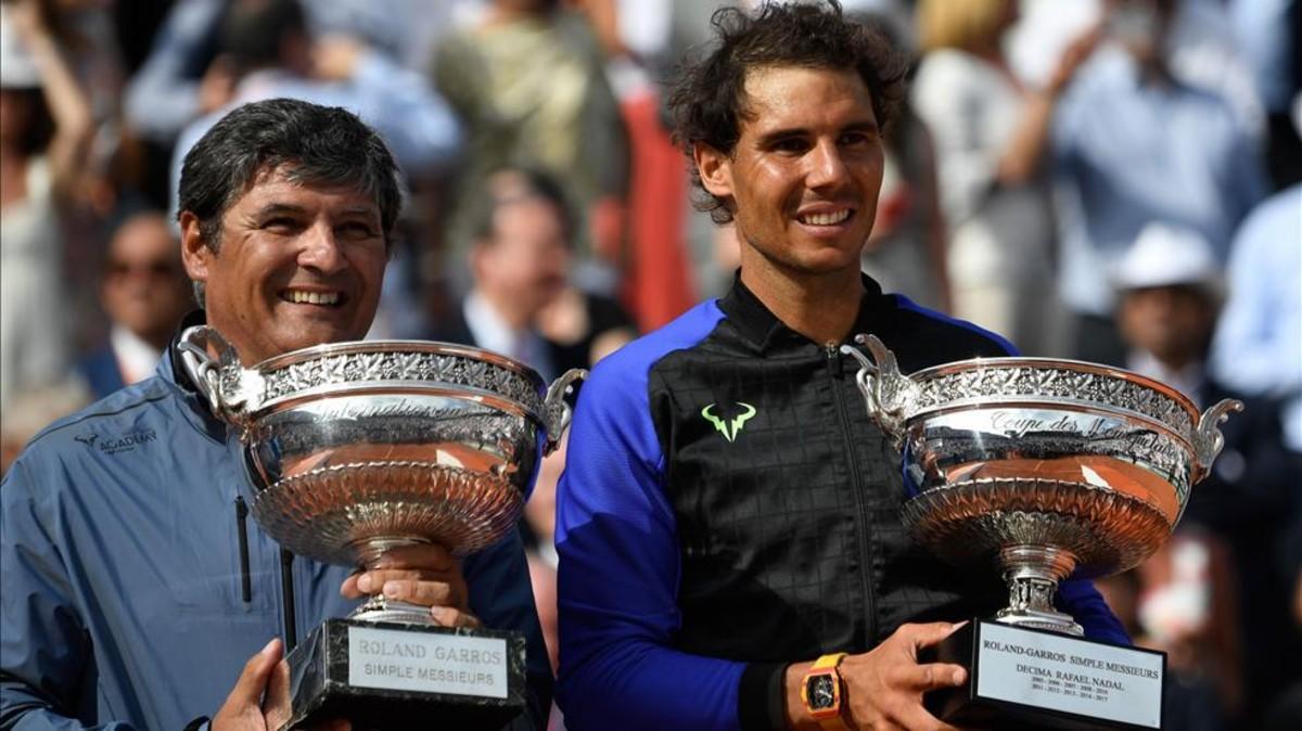 Rafa Nadal y su tío y entrenador, Toni Nadal, en el podio de París