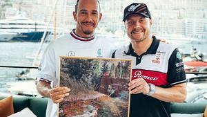 Bottas le regaló a Hamilton una edición especial de la foto viral de su trasero