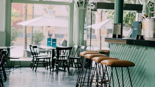 El dueño de un bar aplaudido al contestar esto a un cliente insatisfecho El dueño de un bar aplaudido al contestar esto a un cliente insatisfecho
