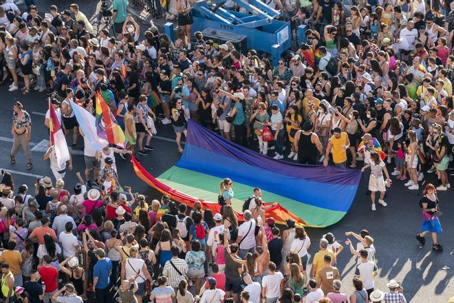 Cientos de miles de personas salen a las calles de Madrid  para reivindicar los derechos de las personas LGTBI