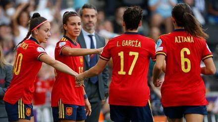 Aitana Bonmatí y Lucía García, siendo sustituidas durante un partido de la selección