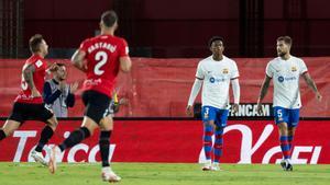 Los jugadores del Barça se lamentan tras uno de los goles del Mallorca