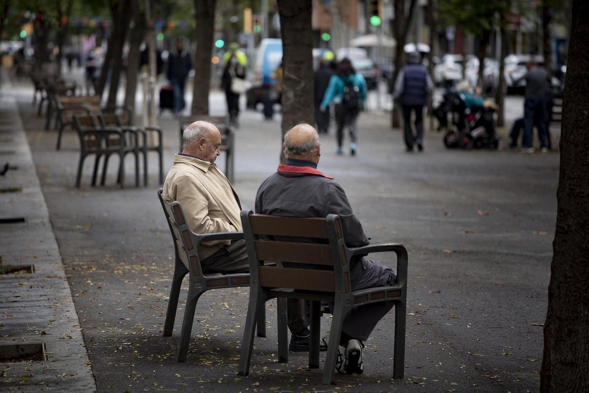 Dos jubilados en un parque de Barcelona. Dos jubilados en un parque de Barcelona.