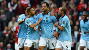 Joleon Lescott, celebra con sus compañeros de equipo después de marcar gol en el partido de fútbol de la Premier League inglesa entre el Manchester City y el Arsenal en 2012. Joleon Lescott, celebra con sus compañeros de equipo después de marcar gol en el partido de fútbol de la Premier League inglesa entre el Manchester City y el Arsenal en 2012.