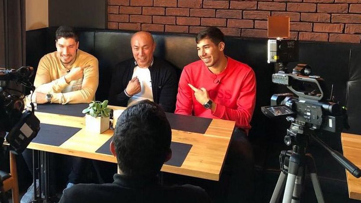 Talant Dujshebaev, entre sus hijos Álex y Dani Talant Dujshebaev, entre sus hijos Álex y Dani