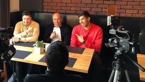 Talant Dujshebaev, entre sus hijos Álex y Dani Talant Dujshebaev, entre sus hijos Álex y Dani