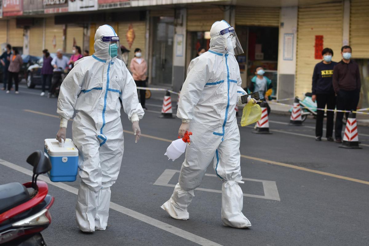 Archivo - Trabajadores sanitarios de China en la localidad de Fuyang durante la pandemia de coronavirus Archivo - Trabajadores sanitarios de China en la localidad de Fuyang durante la pandemia de coronavirus