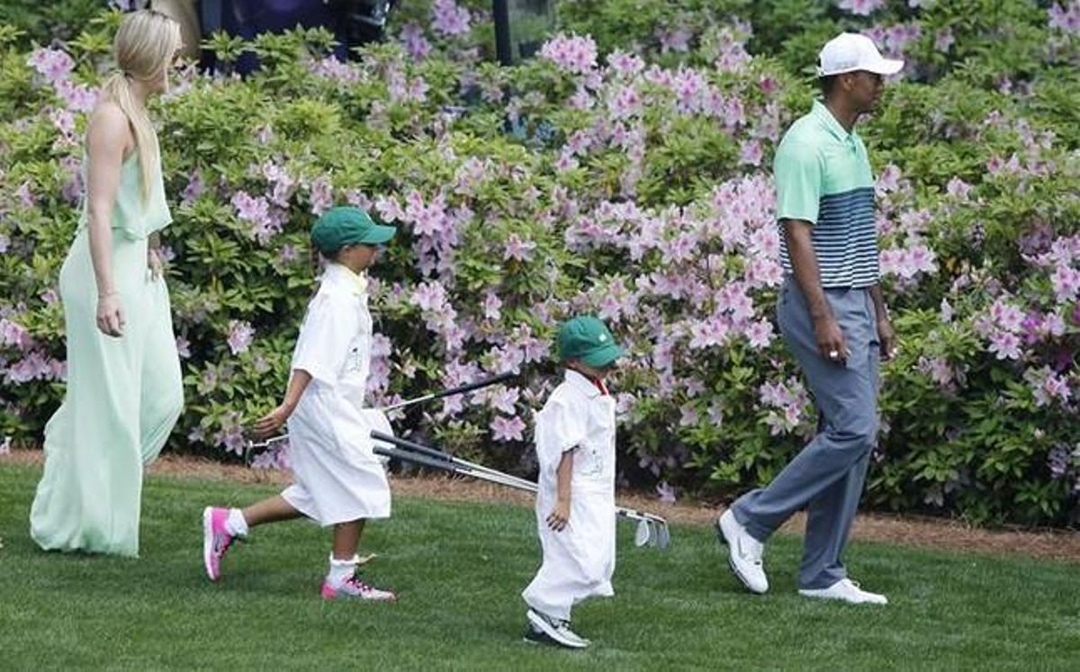 Il piccolo Sam e Charlie hanno giocato come caddie per papà Woods