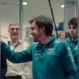 ¡No deja de sonreír! Alonso protagoniza un nuevo vídeo de Aston Martin donde se le ve feliz