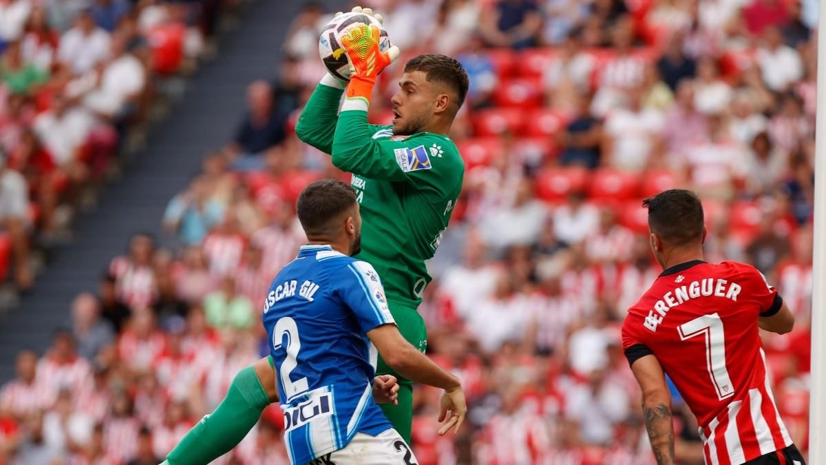 El portero del Espanyol Álvaro Fernández atrapa un balón durante el partido de la cuarta jornada de Liga El portero del Espanyol Álvaro Fernández atrapa un balón durante el partido de la cuarta jornada de Liga