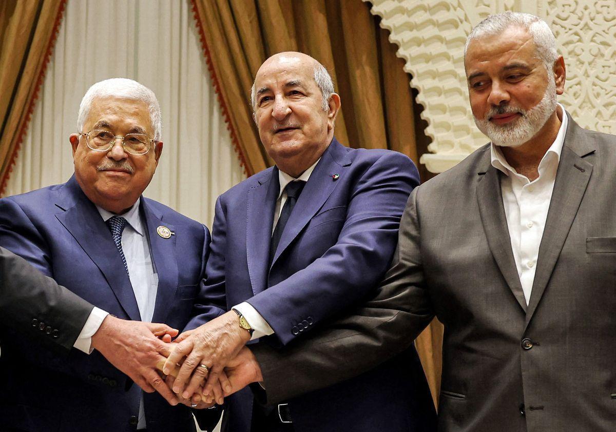 De izquierda a derecha, el presidente de la Autoridad Palestina Mahmud Abbás junta sus manos con las del presidente de Argelia, Abdelmajid Tebboune, y las del líder de Hamás, Ismail Haniyed.