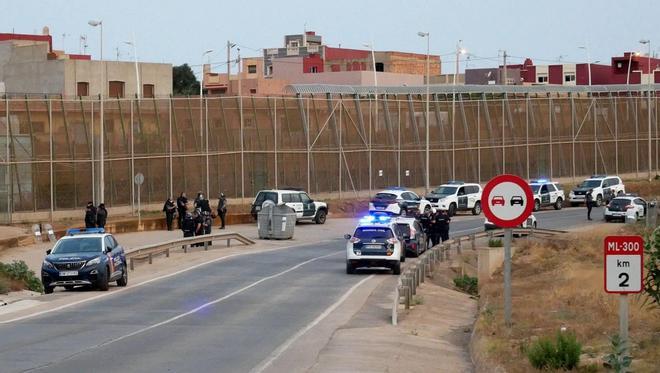 Decenas de inmigrantes entran a Melilla tras el primer asalto histórico de este miércoles