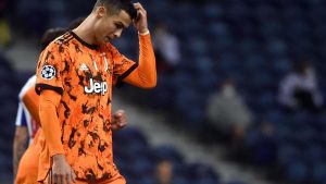 Cristiano Ronaldo se lamenta tras la derrota de la Juventus ante el Oporto (2-1) Cristiano Ronaldo se lamenta tras la derrota de la Juventus ante el Oporto (2-1)