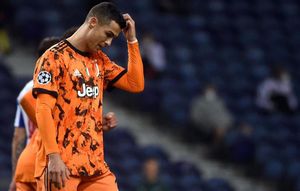 Cristiano Ronaldo se lamenta tras la derrota de la Juventus ante el Oporto (2-1) Cristiano Ronaldo se lamenta tras la derrota de la Juventus ante el Oporto (2-1)