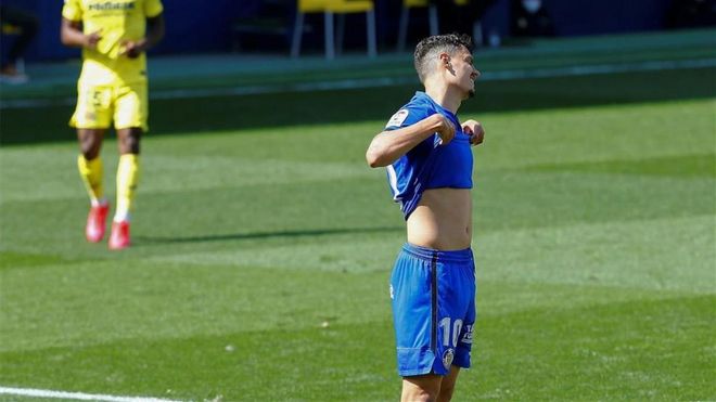 Ünal lamentando una ocasión del Getafe en La Cerámica Ünal lamentando una ocasión del Getafe en La Cerámica