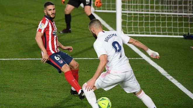 Koke defendiendo a Benzema en una acción ante el Real Madrid Koke defendiendo a Benzema en una acción ante el Real Madrid