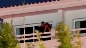 Un hombre en Ibiza pega a su pareja a la vista de la policía en un balcón de Ibiza