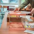 Una persona deposita sus votos en las urnas en las elecciones del 28M.