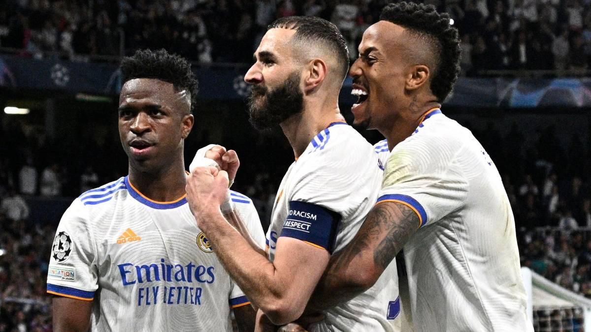 Benzema celebra su gol de penalti en el Bernabéu Benzema celebra su gol de penalti en el Bernabéu