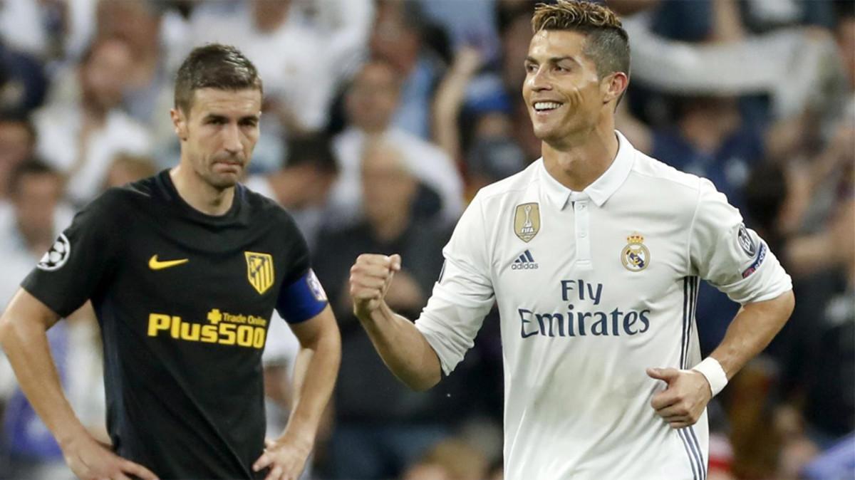 Gabi, observando sobre el césped a Cristiano Ronaldo Gabi, observando sobre el césped a Cristiano Ronaldo