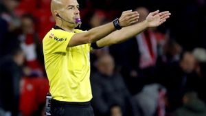 González Fuertes arbitrando con su silbato morado González Fuertes arbitrando con su silbato morado
