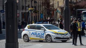 Archivo - Un coche de Policía Municipal circula por el centro de Madrid