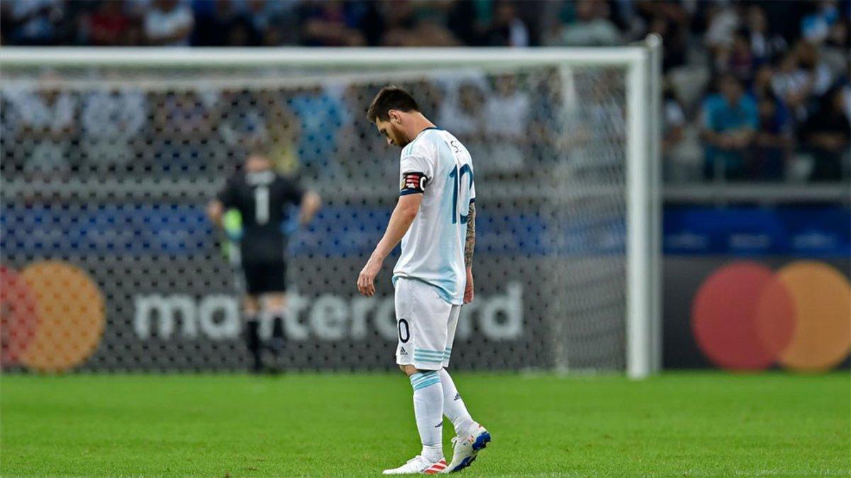 Messi cabizbajo con una Argentina decepcionante