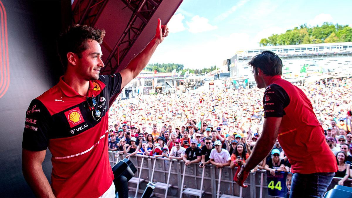 Leclerc y Sainz, con los fans de Ferrari en el circuito belga de Spa
