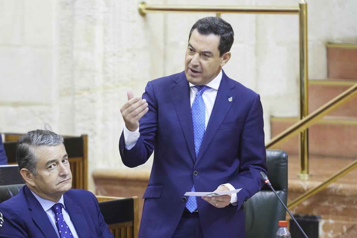 El presidente de la Junta de Andalucía, Juanma Moreno, responde a las preguntas de la portavoz del Grupo Por Andalucía, Inmaculada Nieto, durante la segunda jornada del Pleno del Parlamento andaluz en el Parlamento de Andalucía, a 29 de septiembre de 2022
