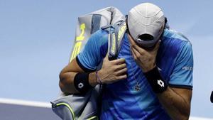 El tenista italiano abandona entre sollozos la pista de Turín.