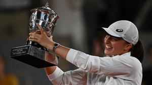 Swiatek levanta el trofeo de Roland Garros