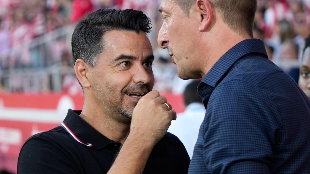Míchel y Luis Miguel Ramis se saludan antes del pitido inicial Míchel y Luis Miguel Ramis se saludan antes del pitido inicial