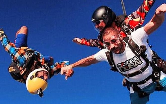 A Benzema le puede costar muy caro su lanzamiento en paracaídas en vacaciones A Benzema le puede costar muy caro su lanzamiento en paracaídas en vacaciones