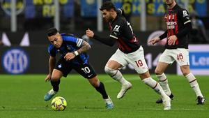 Theo Hernández  y Lautaro Martinez disputan un balón en el derbi entre el Milan y el Inter