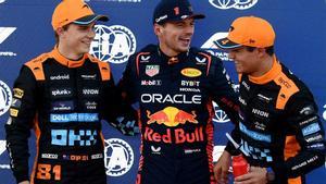El trío de la pole, liderado por Verstappen junto a los dos pilotos de McLaren, Piastri y Norris