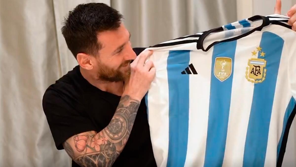 La reacción de Messi al tener por primera vez la camiseta de Argentina con las tres estrellas