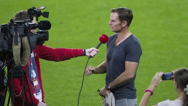 Ronald de Boer respondiendo a preguntas en un entreno del Ajax Ronald de Boer respondiendo a preguntas en un entreno del Ajax