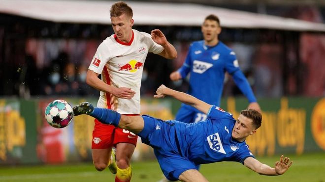 Dani Olmo pugna por el balón con Baumgartner, jugador del Hoffenheim Dani Olmo pugna por el balón con Baumgartner, jugador del Hoffenheim