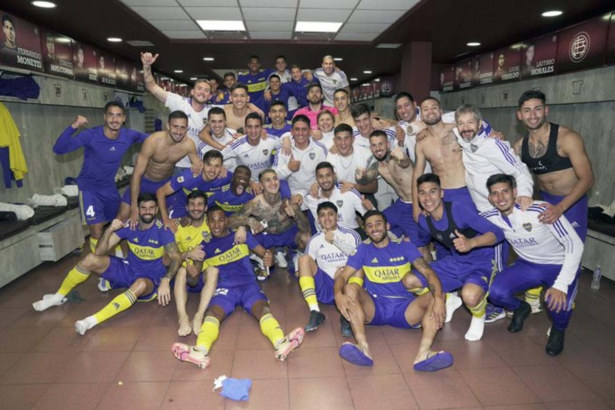 Los jugadores del Boca, en el vestuario, celebran su victoria