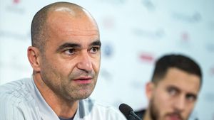 Roberto Martínez y Hazard al fondo en una imagen de archivo. Roberto Martínez y Hazard al fondo en una imagen de archivo.
