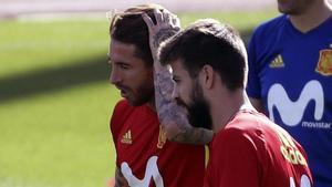 Sergio Ramos y Gerard Piqué durante un entrenamiento de la selección española en la Ciudad del Fútbol