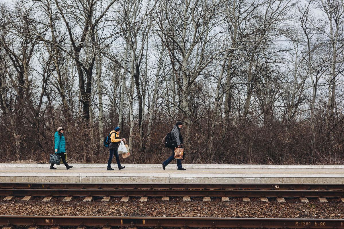 Varias personas caminan por la estación de tren de Lisichansk, Lugansk (Ucrania) Varias personas caminan por la estación de tren de Lisichansk, Lugansk (Ucrania)