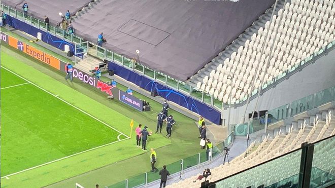 Ansu se hace fotos con los recogepelotas al término del partido Ansu se hace fotos con los recogepelotas al término del partido