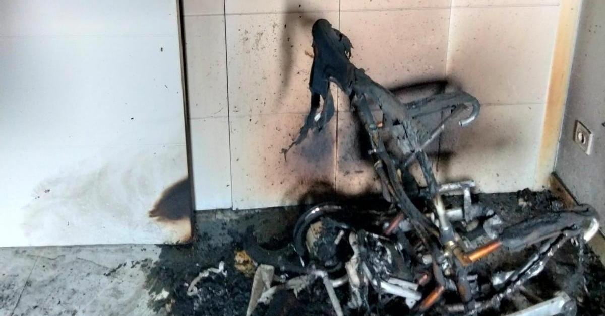 Un enfermo de ELA sobrevive al incendio de su silla eléctrica en Zaragoza