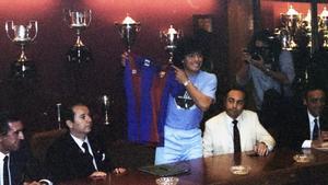 Maradona mostrando la camiseta del FC Barcelona el día de su presentación, del que se cumplen hoy 40 años