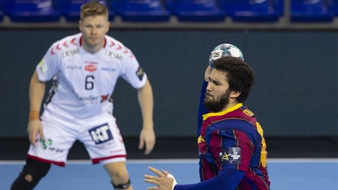 Luís Frade se dispone a marcar frente al Aalborg Luís Frade se dispone a marcar frente al Aalborg